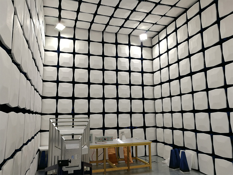 261616460224134.jpg 電波暗室.jpg